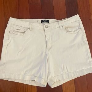 Nine West White Stretch Denim Shorts Size 16